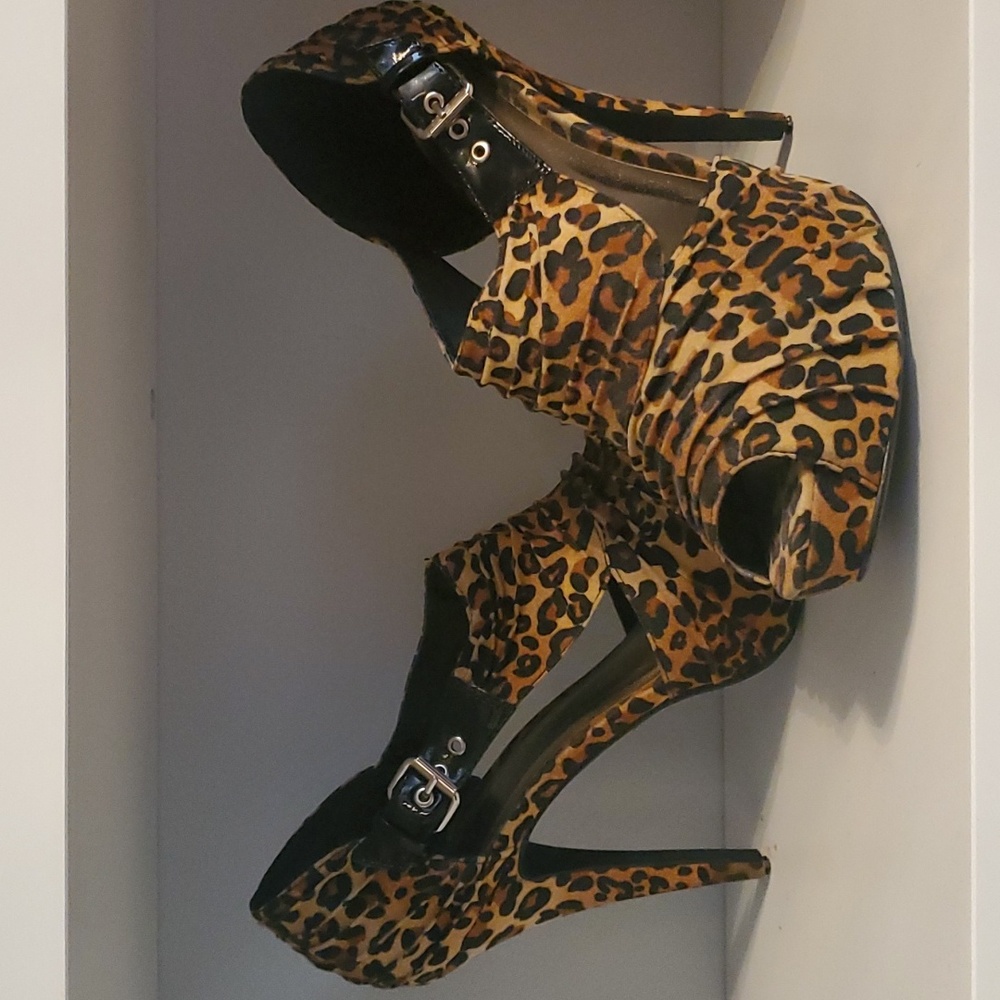 Leopard print 4 in High heel, opened toe, lightly worn